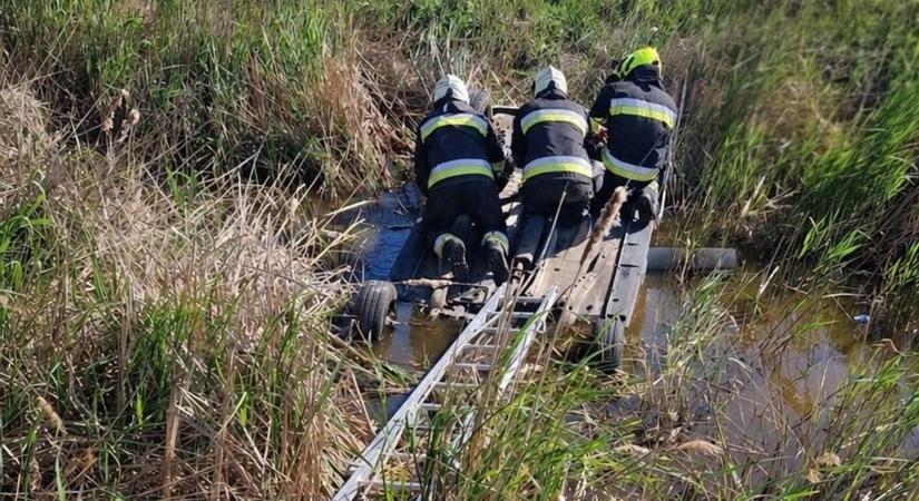 Tragédia Fonyódon: vizesárokba borult autóba fulladt egy fiatal férfi