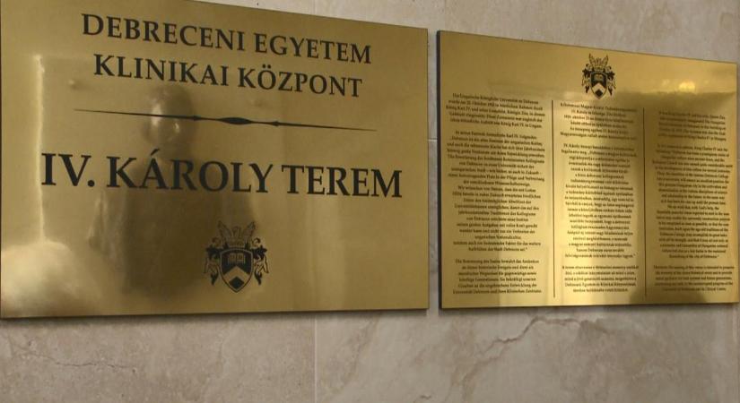 Felavatták IV. Károly domborművét és a róla elnevezett dísztermet a Debreceni Egyetem klinikai központjában