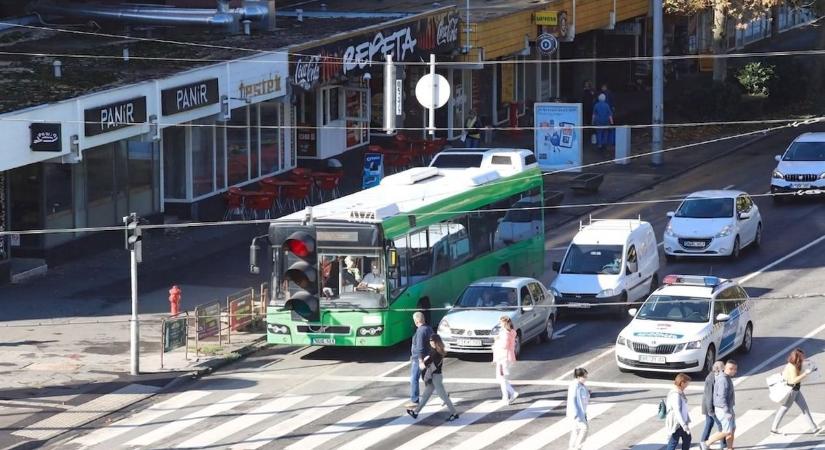 Súlyos baleset az Árkádnál: rolleressel ütközött egy taxi