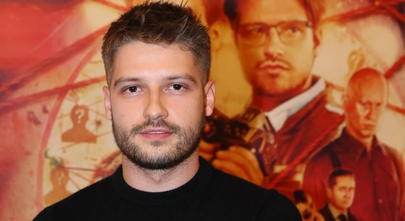 Miller Dávid forró csókot vált Michelle Wilddal az RTL új sorozatában