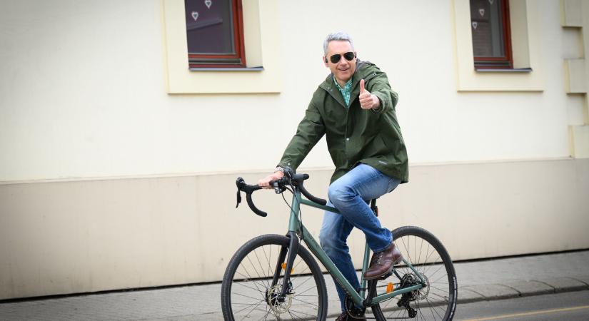 Lázár János beül az Országgyűlésbe