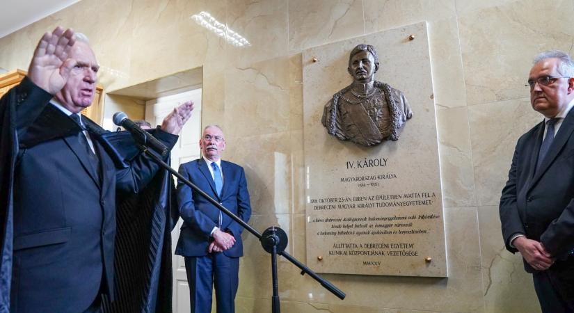 Király kapott domborművet a Debreceni Egyetemen