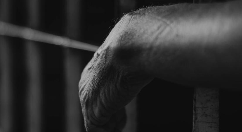 Halálra verte a nő a hároméves gyerekét, miközben az apa semmit nem tett: ítéletet hirdettek a sokkoló ügyben Pécsen