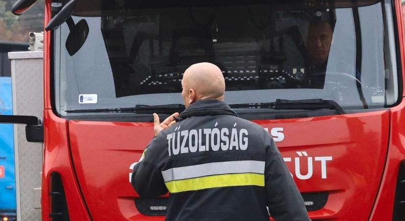 Kigyulladt egy családi ház melléképülete Szabolcsban – két tűzoltóegység vonult a helyszínre