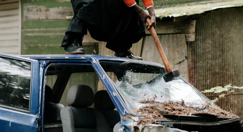 Parkoló autókon állt bosszút a magánéleti válsága miatt elkeseredett férfi