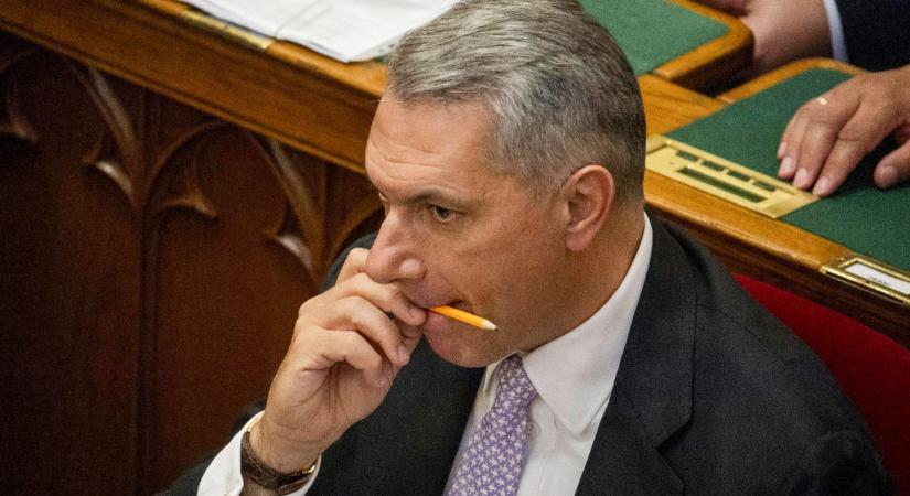 Lázár János egy évre beül az Országgyűlésbe