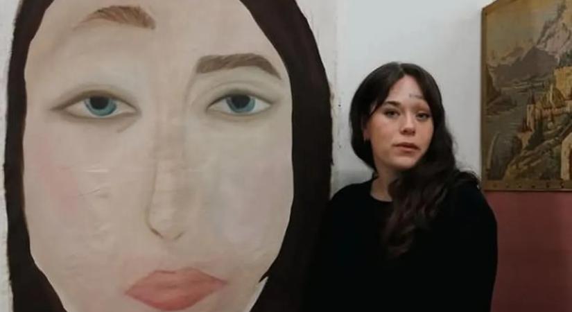 Ritka bőrbetegsége miatt „két arccal” született – így talált magára a fiatal művész