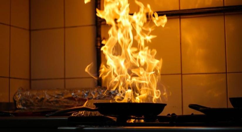 Lefőtt a leves - tűzhelyen felejtett étel miatt riasztották éjszaka a hevesi tűzoltókat