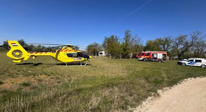 Mentőhelikopter landolt egy balástyai tanyán: súlyos balesethez riasztották a tűzoltókat