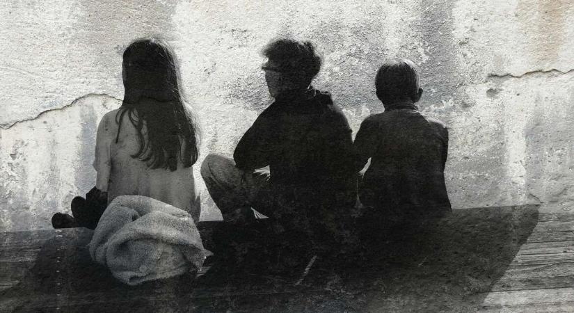 Több mint egy éve nem jár iskolába három testvér, akiket azért nem emeltek ki, mert nincs hova