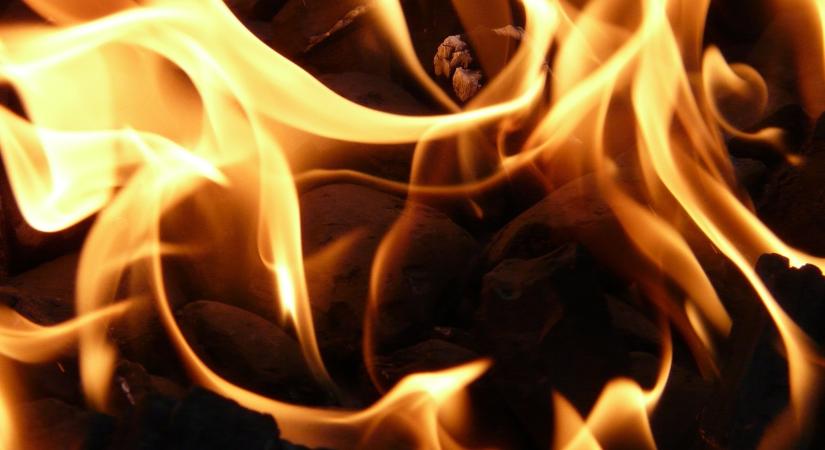 Lángokban a takarmány: több tucat bála égett el, házakat rongált meg a vihar