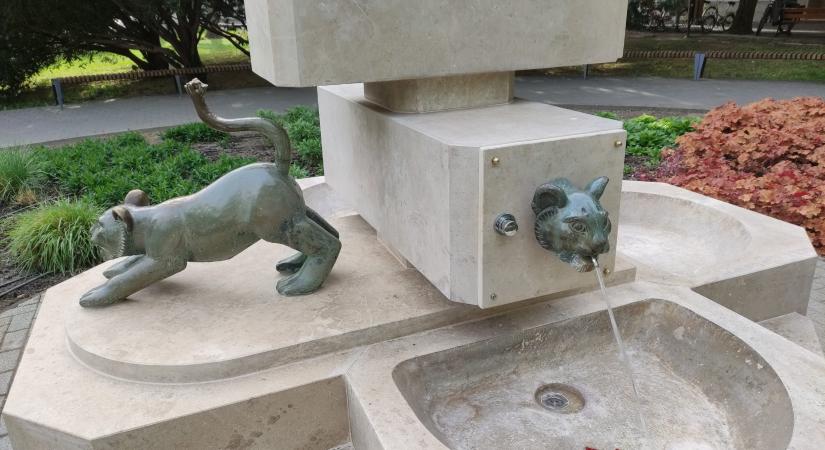 Nyomógombos lett a felújított Oroszlános kút