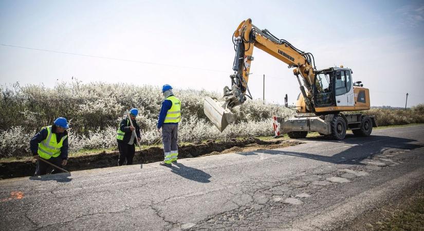 Kezdetét vették az útépítési munkálatok a hajdú-bihari városban