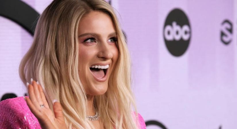 Visszanyalt a fagyi? Szexi képeiért osztják az énekesnőt