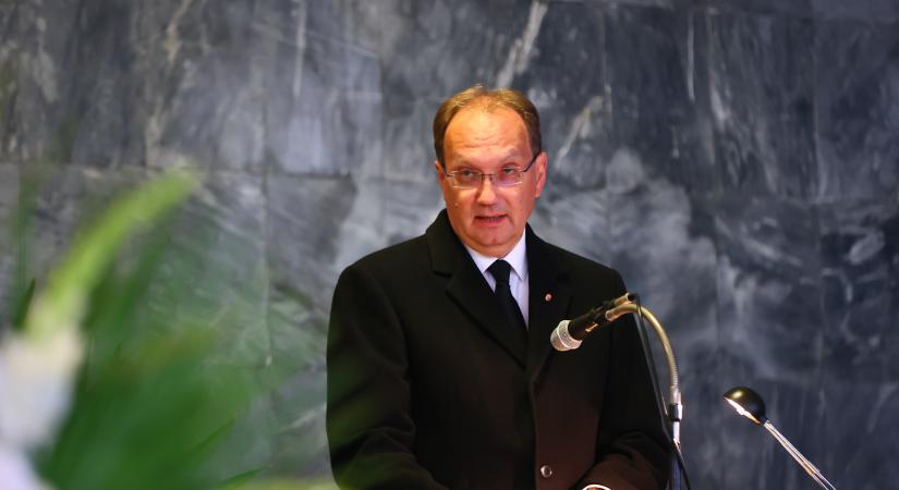 Hoppál Péter is bejelentette, hogy végleg visszavonul a politikától