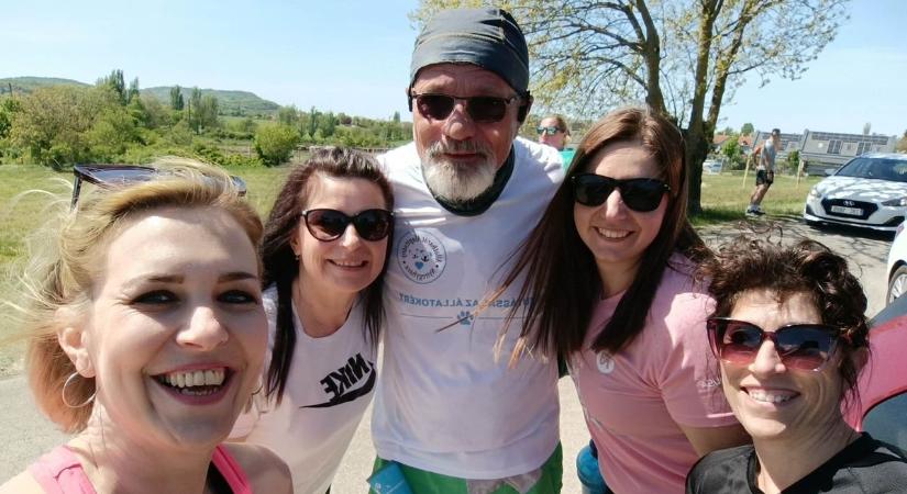 Győr környéki amatőr sportolók nagy találkozása a népszerű orvossal az Ultrabalatonon - fotó