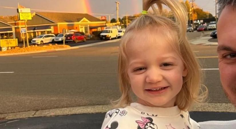 Fénylő szeme mutatott rá a problémára: súlyos diagnózist kapott a kétéves kislány