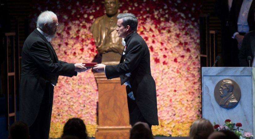 A férfi mögött: Sajnálnivaló feleség? (kritika)