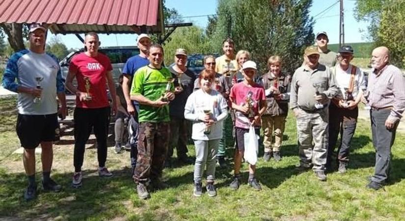 Egymás után fogták az óriáspontyokat az évadnyitó horgászversenyen a kaposvári tónál