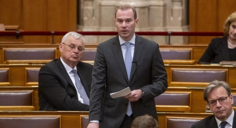 Hollik István sem lesz tagja a Fidesz parlamenti frakciójának