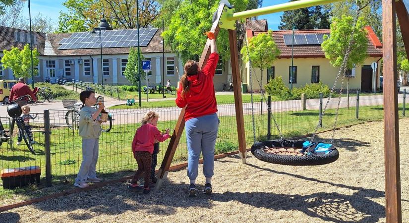Példaértékű összefogás: egy nap alatt szinte újjászületett a játszótér – galériával