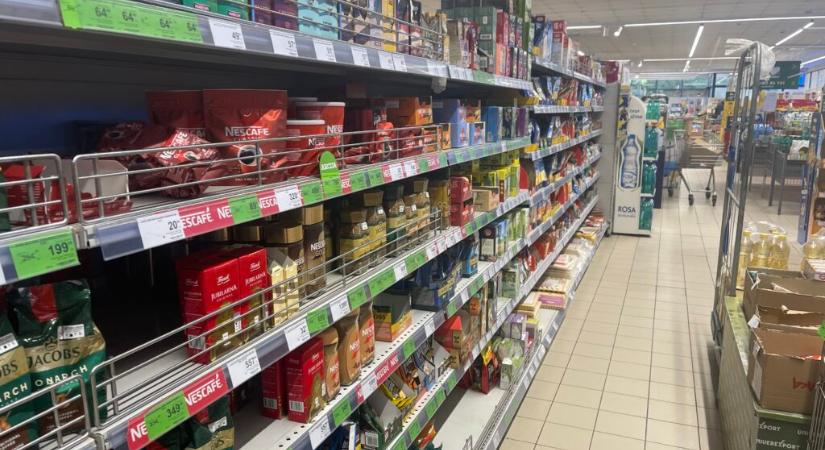 Közel másfél tonna élelmiszert vontak ki a forgalomból