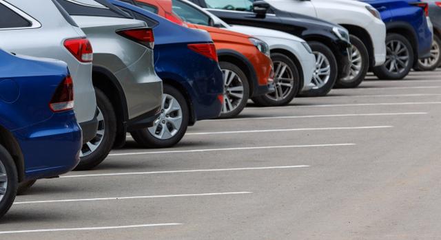 Szezonális parkolási rend lép életbe Egerben május 1-től