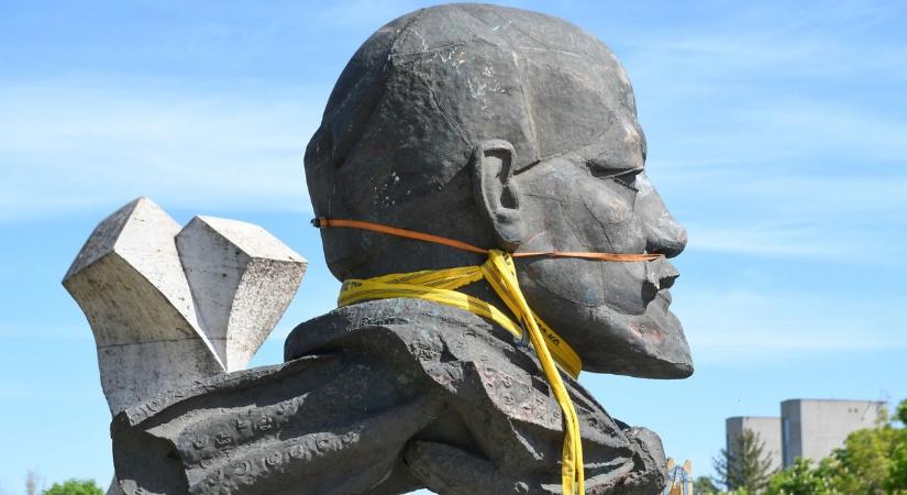 Visszatették a hatalmas Lenin-fejet a borsodi város főterére