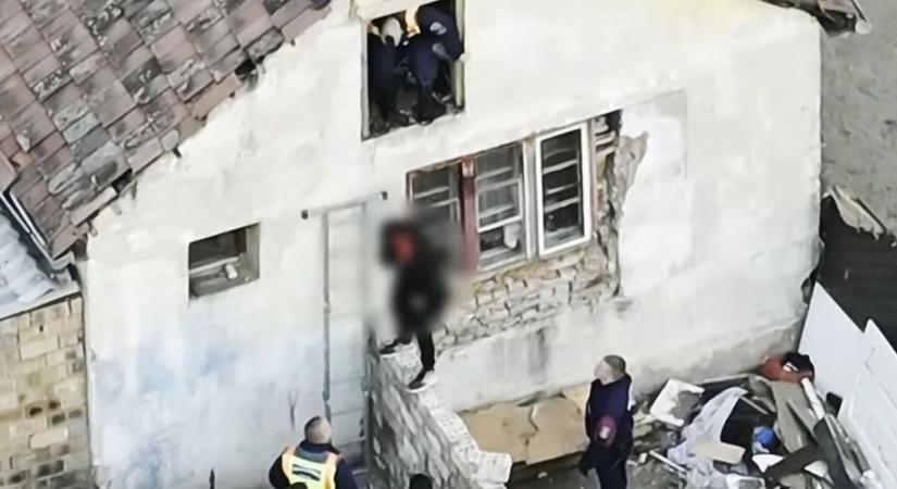 Razzia a hajdú-bihari városban: 21 embert vittek el bilincsben, a padlásról is bűnözők ugráltak le – videóval