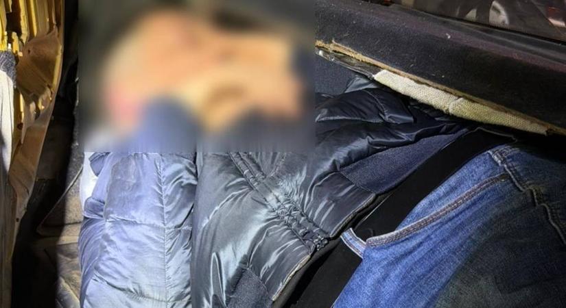 Az ülések közé bújva próbált átszökni a határon – lebukott
