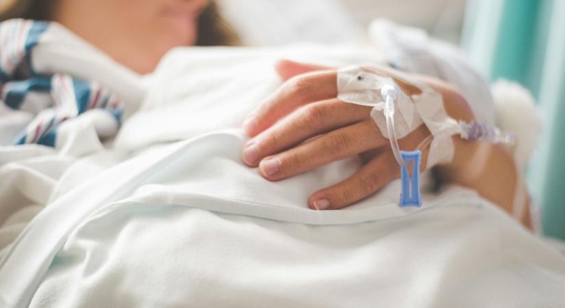 Szerencsés baleset: a lábába állt kés mentette meg egy nő életét