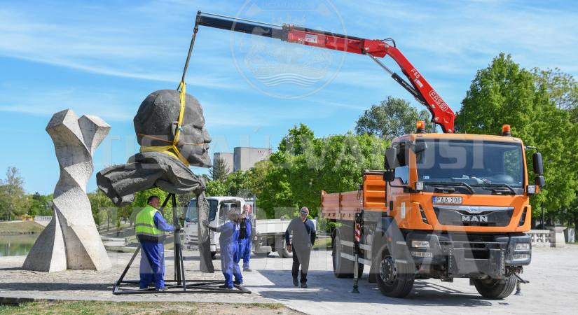 Feltámasztják Lenint Tiszaújvárosban (Fotók!)