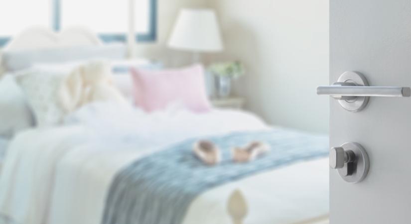 Nem a telefon az: ha ezt a tárgyat az ágyad mellett tartod, az a pszichológusok szerint nyugtalanító dolgot árul el rólad