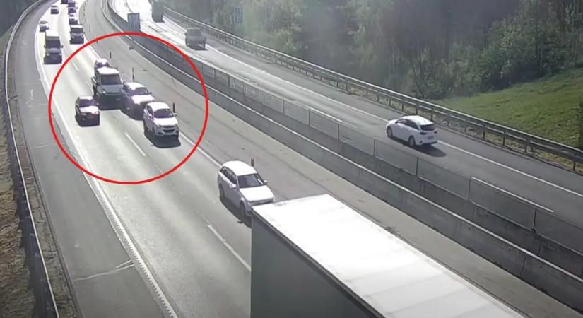 Videó: sávot váltott a kamion, méterekkel mögötte 3 autó tört össze!