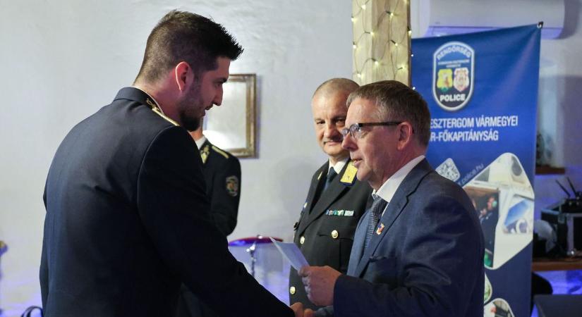 Nyolc egyenruhásnak adott át elismerést Tata polgármestere, Michl József