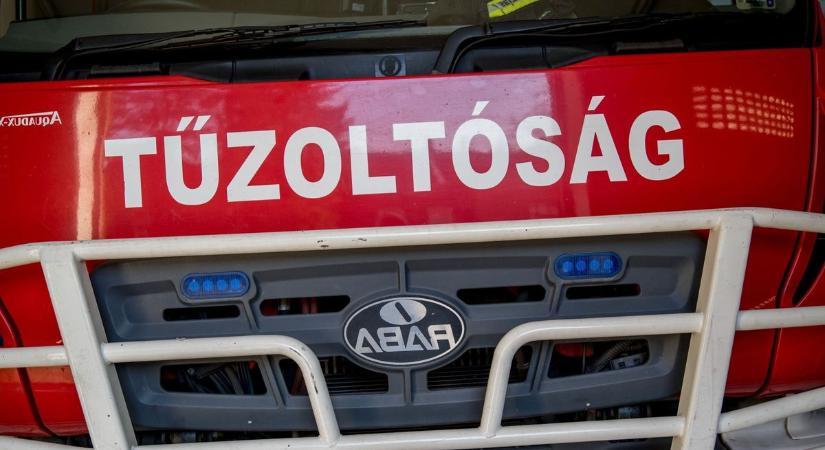 Szemét gyulladt ki Borsodban, több vízsugárral oltanak