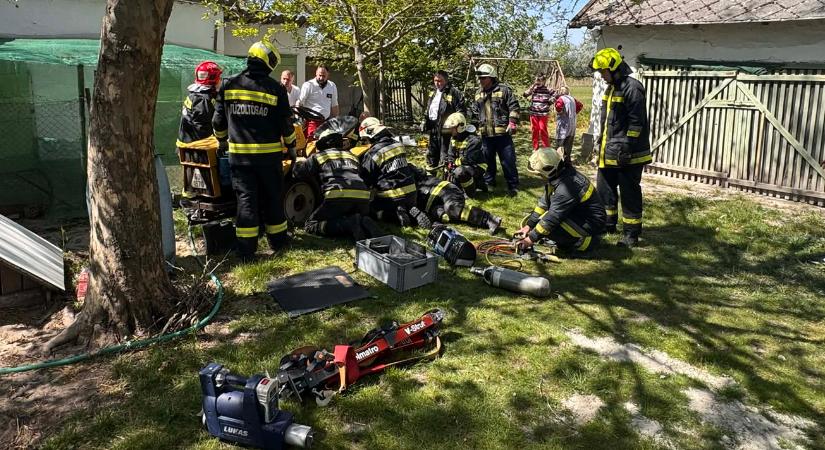 Drámai pillanatok: saját kistraktora alá szorult a gazdálkodó