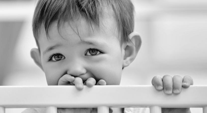 Sírt és rázta a kiságyát a kisfiú – másnap már nem tudták megmenteni az életét