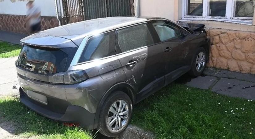 Gyermek lépett a gázpedálra – kapunak, majd falnak hajtott ölében fiával az anyuka