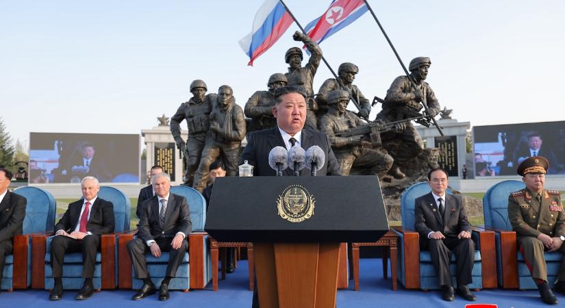 Kim Dzsongün felavatta az ukrajnai háborúban elesett észak-koreai katonák emlékművét