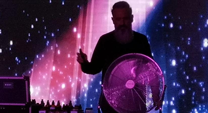 Mit csinál egy koncerten az illatlovas? Budapesten is bemutatta