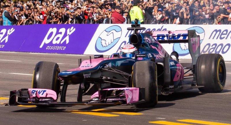 Százezrek előtt bemutatózott Argentínában Colapinto, Fangio egykori Mercedesébe is beült