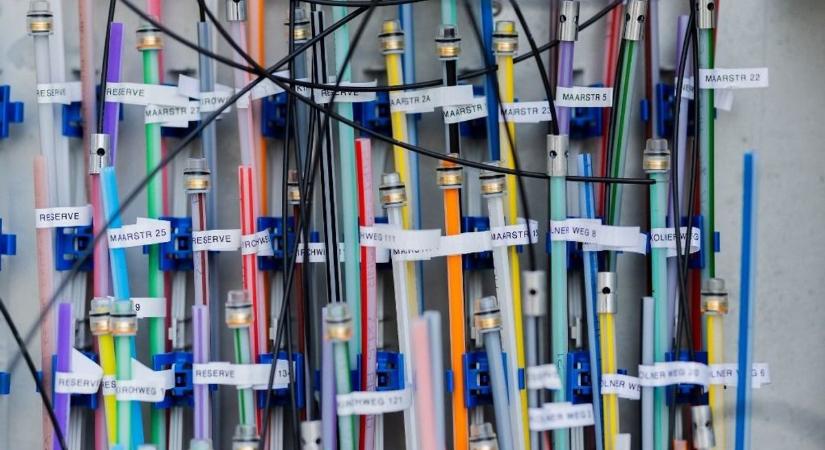 Kikapcsolni nem fogják, de engedje be a szerelőt: több százezer háztartáshoz húz be brutál gyors netet a Telekom
