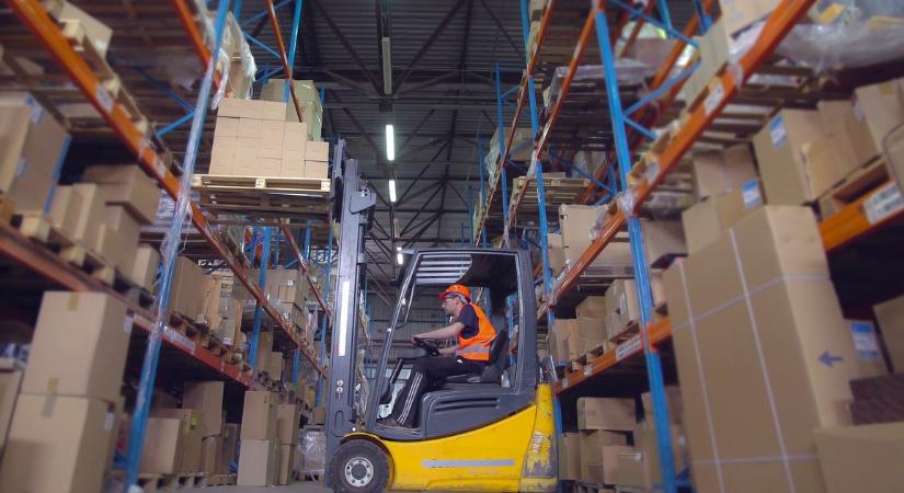 Izzasztó! 2390 forintos órabér alatt már nehéz fizikai munkást találni – a főnökök csaknem 9 százalékos pluszban vannak