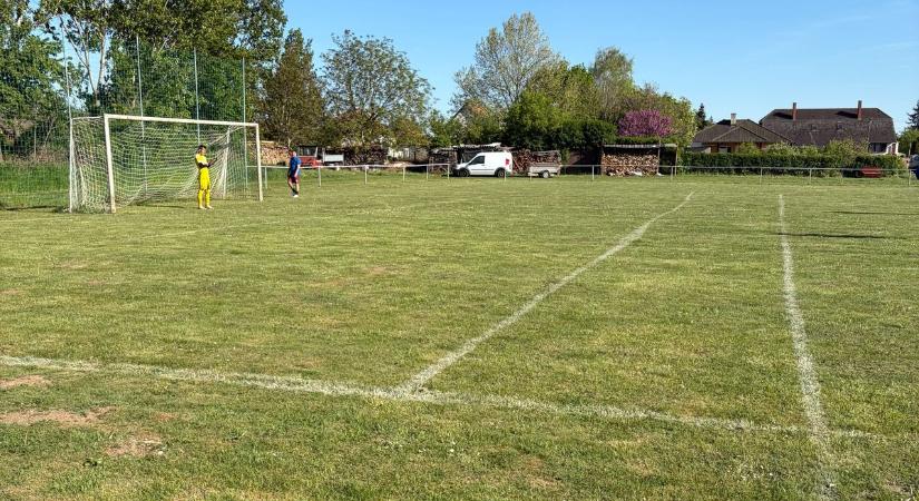 Félbeszakadt a focimeccs: három piros lapot kapott, majd lesétált a hazai csapat