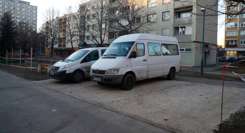 Ezért ne használja ezeket a parkolókat Dunaújvárosban!