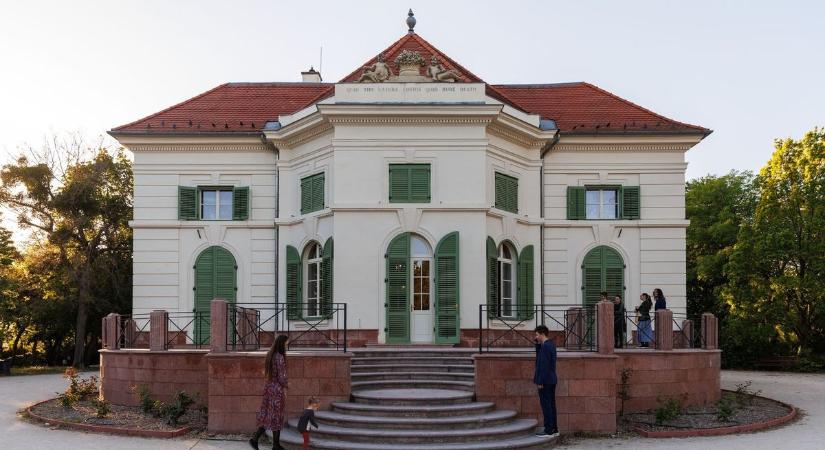 Újranyitotta kapuit a tatai Esterházy Nyárilak, az Angolkert ékköve
