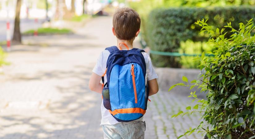 Ellopták a kisfiú táskáját, egy szülői trükk segített a zsaruknak