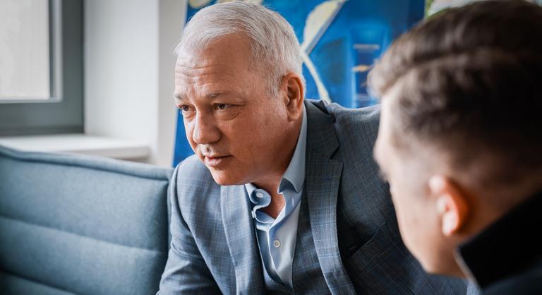 Fenyegető üzenetek miatt lemondta az erdélyi előadásait Balogh Levente