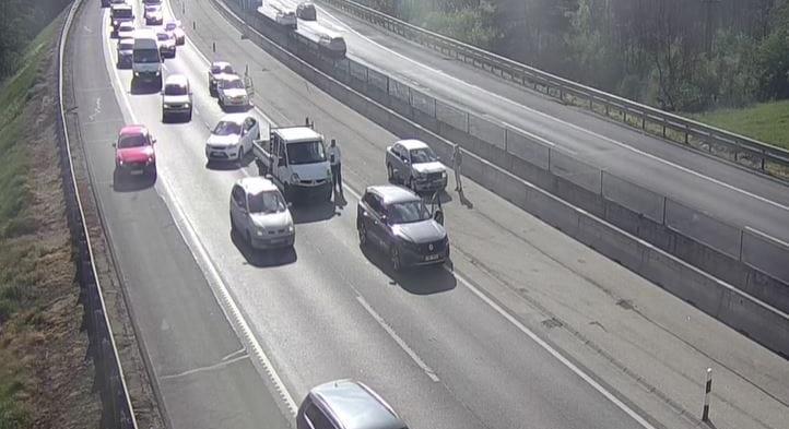 Videó: Hirtelen váltott sávot a kamion, mögötte három autós ment egymásnak az M3-ason
